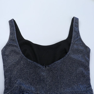 Détail de la robe de soirée bleu marine à paillettes avec encolure carrée et zip invisible