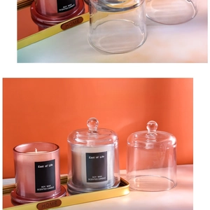 Dettaglio di candele di soia in vetro smerigliato rosa e trasparente con campane