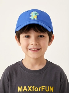 Detail der Kinder-Baseballkappe mit grünem Dinosaurier-Patch und blauer Stofftextur