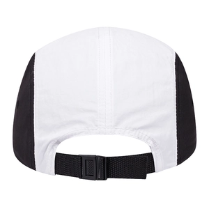 Detailansicht der Rückseite einer 5-Panel-Campingmütze mit verstellbarem Riemenverschluss