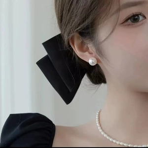 Boucles d'oreilles perles élégantes avec collier assorti pour un look de mariée chic