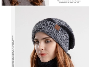 Detailansicht der grauen Strickmütze mit braunem Leder-Bergblogopatch für den Winter