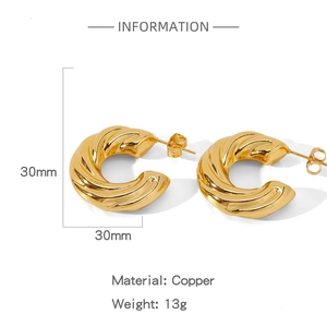 Dettaglio orecchini a cerchio intrecciati dorati da 30mm in rame con peso di 13g