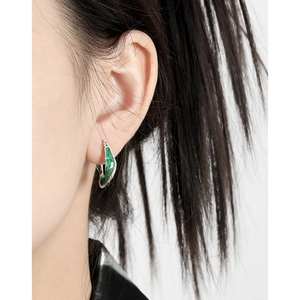 Modern S925 sterling silver twist U-shaped hoop earrings with green enamel glaze detail