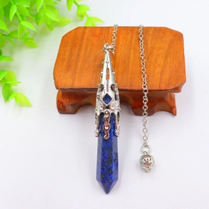 Detail van lapis lazuli kristallen pendel ketting op een houten displaystandaard