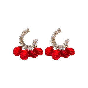 Eleganti orecchini in zircone a forma di C con nappe a petalo rosso e ago in argento