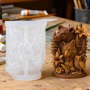 Moule détaillé en silicone et sculpture brune avec motifs en relief d'animaux de la forêt