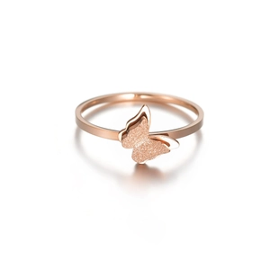 Details des roségoldenen Schmetterlingsrings mit mattierten Flügeln und Glitzereffekt