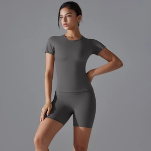Vue détaillée des coutures ergonomiques sur l'ensemble de yoga gris foncé en nylon