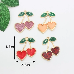 Lot de quatre breloques cerises en forme de cœur en alliage doré et émail pailleté