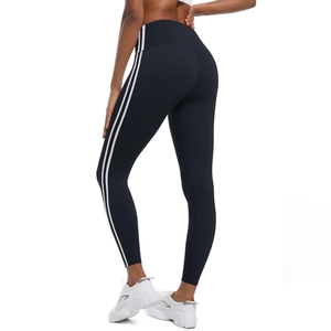 Détail du legging de yoga taille haute montrant le tissu compressif et les rayures