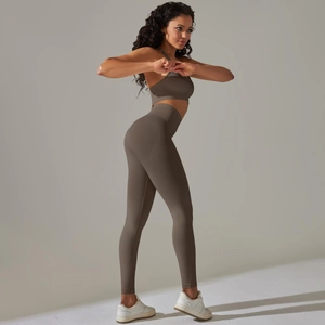 Detail eines nahtlosen Yoga-Sets mit hoher Taille, Rippstruktur und formgebender Passform