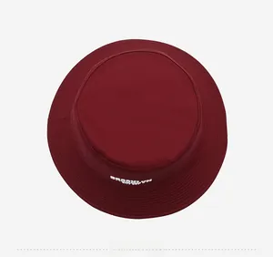 Vue de dessus d'un chapeau bob bordeaux en coton avec imprimé lettres blanches Brooklyn