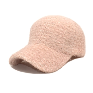Vue détaillée de la casquette de baseball rose en fausse fourrure et texture douce