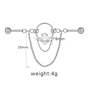 Detail eines silbernen Industrial Barbell Piercings mit 25 mm Ketten und Flügelperlen