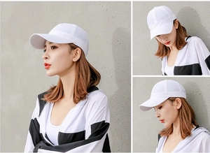 Dettaglio del cappellino da baseball in mesh bianco con tessuto a rete traspirante