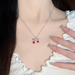 Collana elegante ciliegia in acciaio inossidabile con perle rosse e zircone per donne