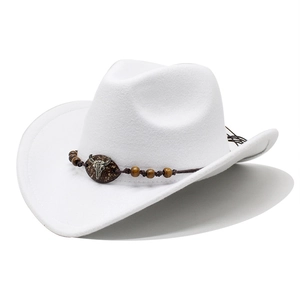 Dettaglio cappello da cowboy in feltro bianco con cordino intrecciato e fibbia con teschio