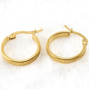 Détails macro des boucles d'oreilles en acier inoxydable plaqué or 18K à texture