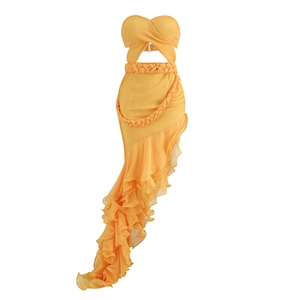 Vue détaillée de la robe orange gingembre avec haut ajouré et ourlet à volants asymétrique