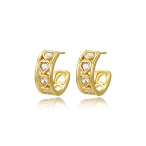 Elegante goldene C-Ohrringe mit glitzernden Zirkonia-Herzmustern auf weißem Hintergrund