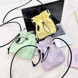Dettaglio di mini borse a coulisse in colori pastello con etichetta Sozakka