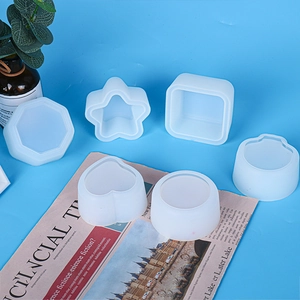 Dettaglio di sei stampi in silicone traslucido per colata di resina e artigianato DIY