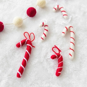 Décorations de Noël en feutre de laine faites main en forme de canne à sucre rouge et blanc