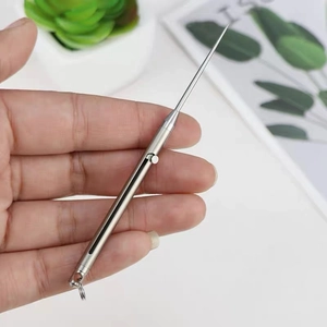Primo piano dello stuzzicadenti portatile in titanio con molla retrattile e anello