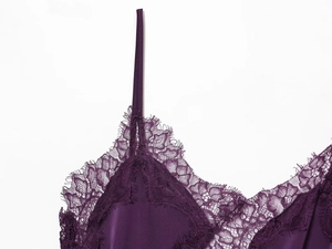 Détail de la dentelle délicate et de la bretelle en soie sur une robe d'été violette