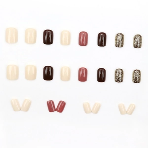 Faux ongles carrés courts en blanc crème, marron caramel et paillettes champagne