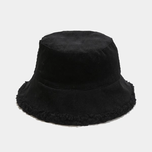 Dettaglio del cappello alla pescatora in velluto nero con bordo in pelliccia sintetica