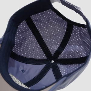 Detail van de lasergesneden gaten en interne mesh-ondersteuning van de blauwe pet