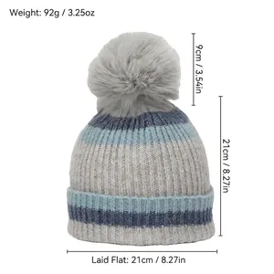 Bonnet tricoté hiver pour enfants à rayures bleu gris avec un grand pompon en fourrure