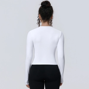 Vue arrière du haut de yoga blanc à manches longues en tissu extensible à séchage rapide
