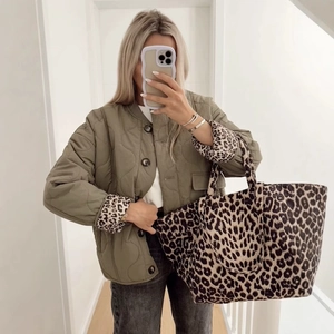 Gesteppte armeegrüne Jacke mit Leoparden-Innenfutter und dazu passender Shopper Tasche