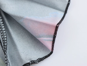 Vue macro de la robe plissée à manches longues montrant le tissu et les coutures