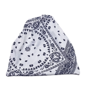 Detaillierte Nahaufnahme des blauen Paisleymusters auf weißer Baumwoll-Beanie und Halstuch