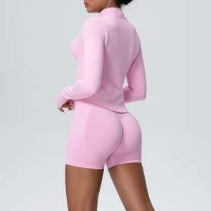 Vue détaillée du haut rose à manches longues et du short de sport taille haute