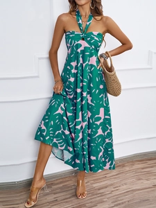 Détails de la robe dos nu avec imprimés de feuilles roses et vertes et découpe devant