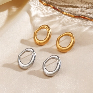 Minimalist geometric circular stud earrings in 18K gold and silver stainless steel