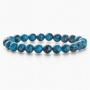 Bracelet en perles de turquoise bleue avec veines noires naturelles sur fond blanc