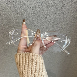 Nahaufnahme der transparenten Cat-Eye-Brille mit klarer Harztextur und hochwertigem Rahmen