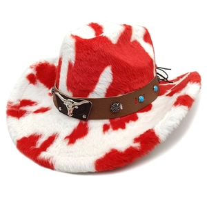 Détail d'un chapeau de cow-boy à motif vache avec emblème de tête de taureau en argent