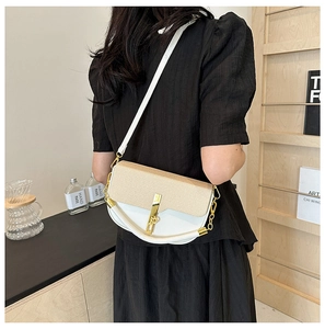 Detail of woven straw and white PU leather crossbody bag with golden chain and clasp