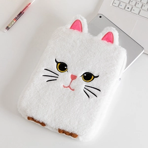 Détail de la broderie chat sur housse d'ordinateur blanche en fausse fourrure douce
