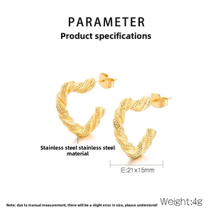 Détail de la texture torsadée sur boucles d'oreilles C en acier plaqué or 18 carats
