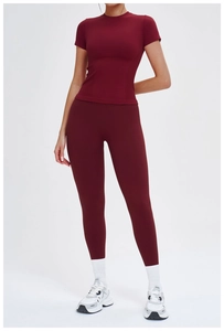 Détail d'un ensemble de yoga sans couture bordeaux avec haut col rond et legging