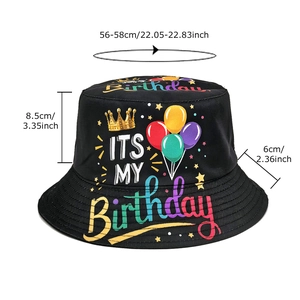 Dettaglio cappello bucket in cotone con stampa 'ITS MY Birthday' e grafica a corona