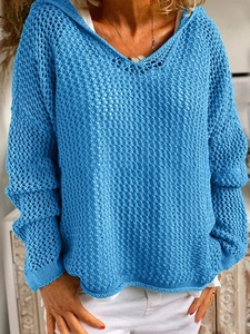 Detailansicht des blauen Häkel-Hoodies mit durchbrochenem Strickmuster und V-Ausschnitt